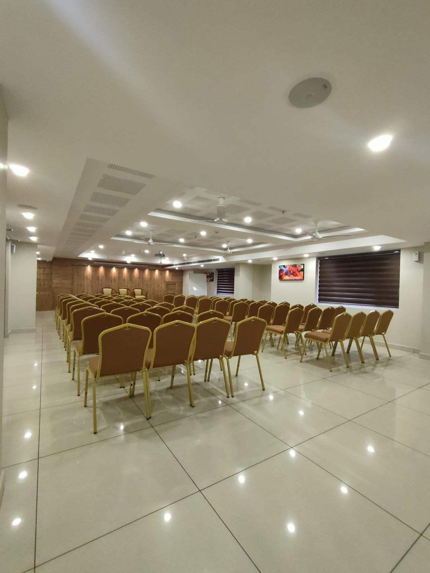 Lumbini Supreme Hotel Thrissur Exterior foto