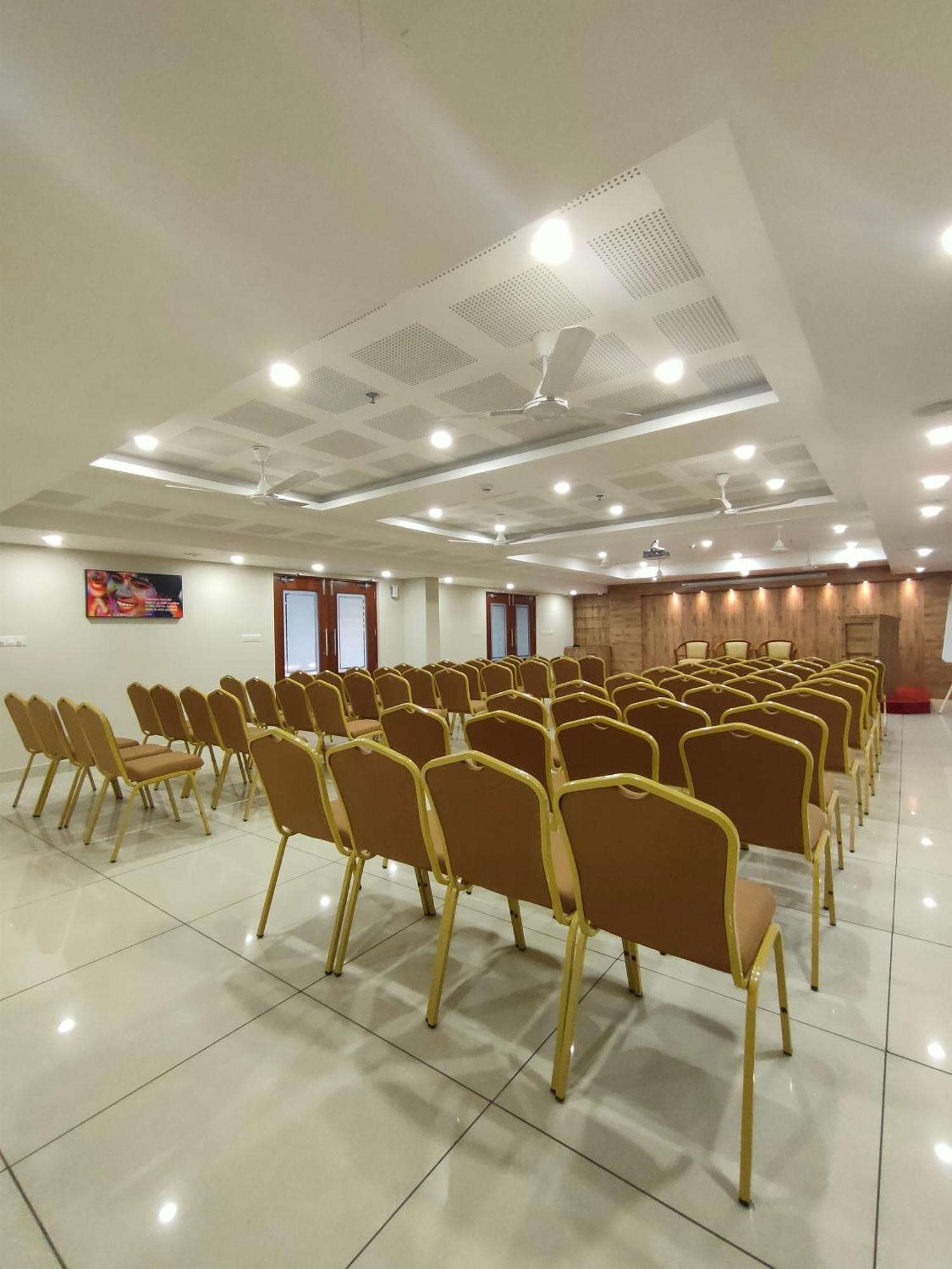 Lumbini Supreme Hotel Thrissur Exterior foto
