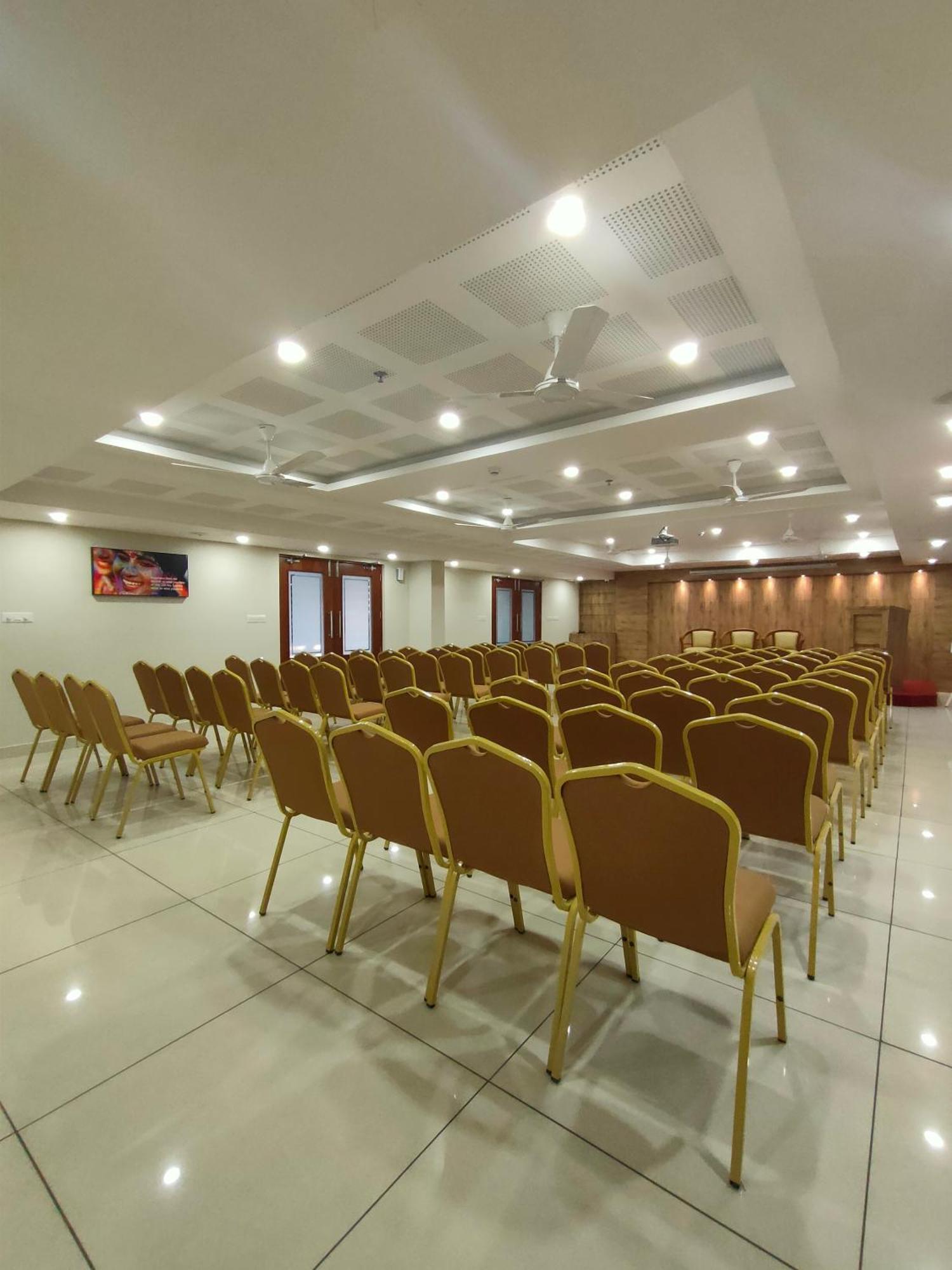 Lumbini Supreme Hotel Thrissur Exterior foto